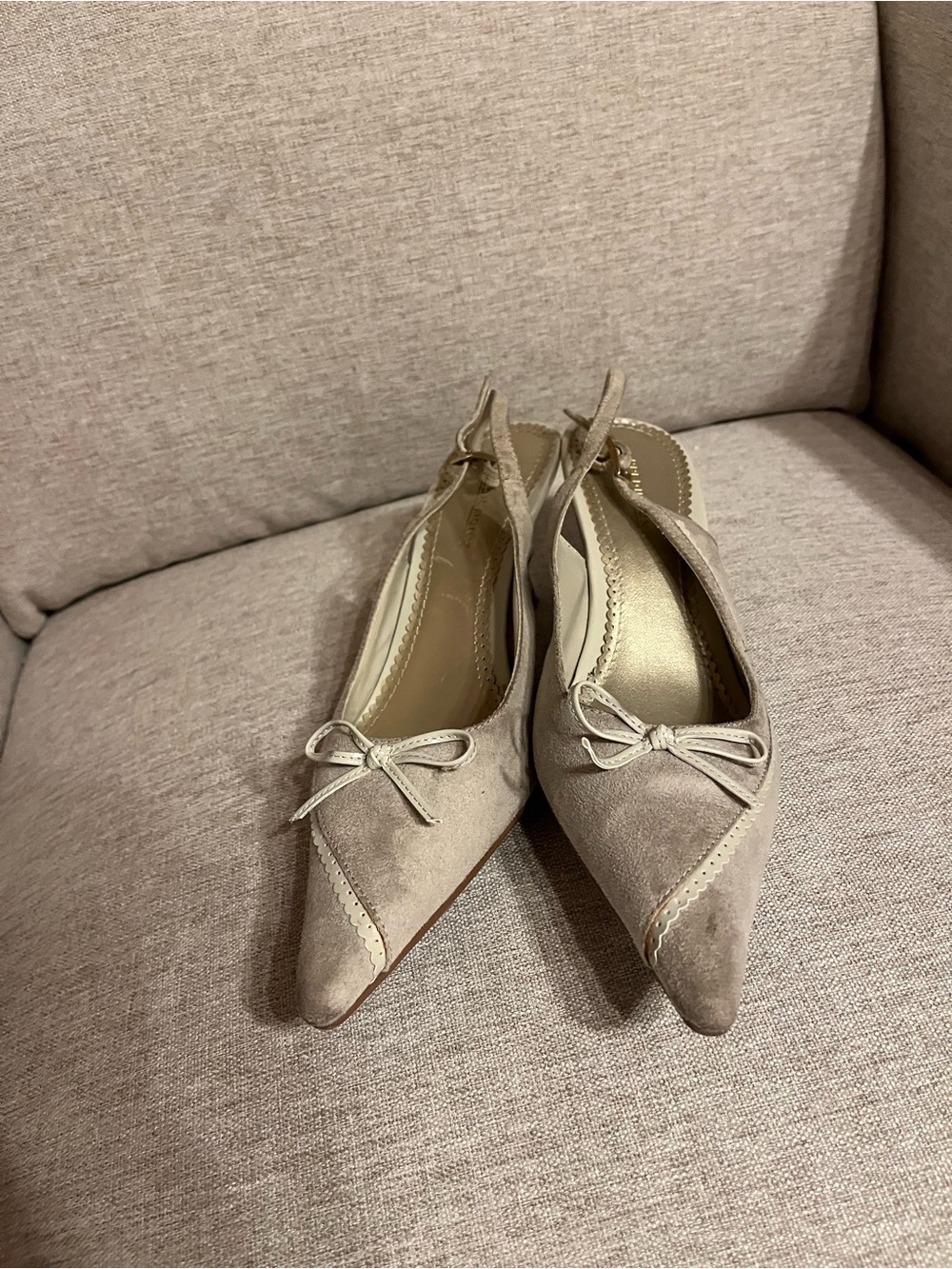 Vintage suede kitten heels with scalloped edge & bow detail - Picture 3 of 6